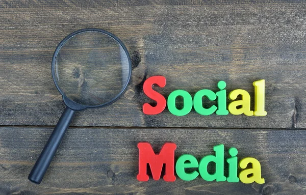 Social Media op houten tafel — Stockfoto