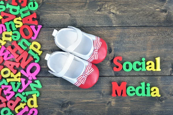 Social Media on wooden table — Stock Photo, Image