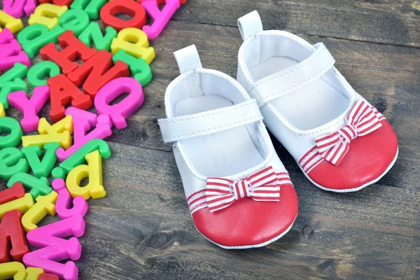 Zapatos para niños en mesa de madera —  Fotos de Stock