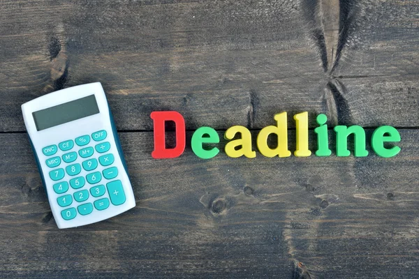 Deadline op houten tafel — Stockfoto