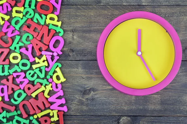 Clock on wooden table — Stock Photo, Image