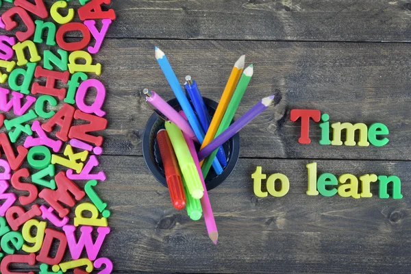 Time to learn on wooden table — Stock Photo, Image