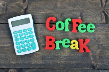 Ahşap masa kahve molası