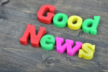 Ahşap masa üzerinde iyi haber