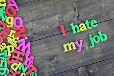 Ahşap masa üzerinde işimden nefret ediyorum