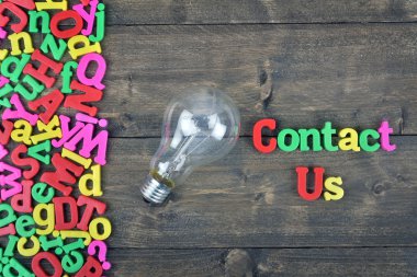 Ahşap masa üzerinde iletişim