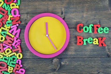 Ahşap masa kahve molası