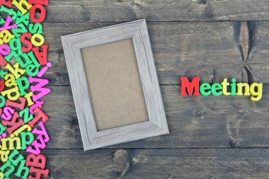 Ahşap masa toplantısı