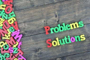 Sorunlar ve çözümleri üzerinde ahşap masa