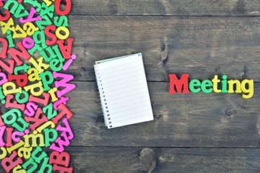 Ahşap masa toplantısı