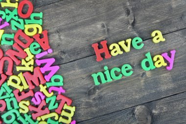 Ahşap masa üzerinde iyi günler