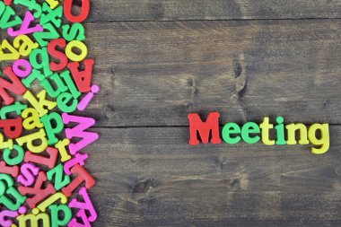 Ahşap masa toplantısı