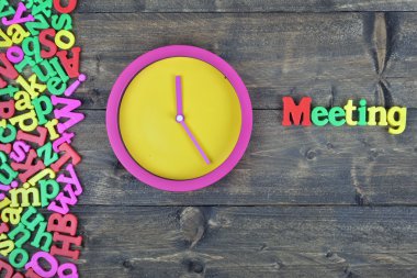 Ahşap masa toplantısı