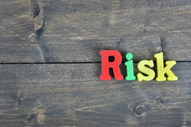 Ahşap masa üzerinde risk