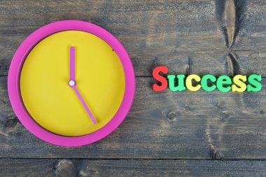 Ahşap masa üzerinde başarı