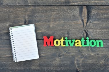 Motivasyon ahşap masa üzerinde