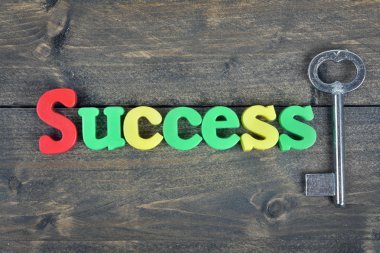 Ahşap masa üzerinde başarı