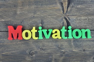 Motivasyon ahşap masa üzerinde