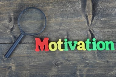 Motivasyon ahşap masa üzerinde