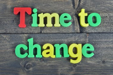 Tine ahşap masa üzerinde değiştirmek için