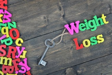 Ahşap masa üzerinde kilo kaybı