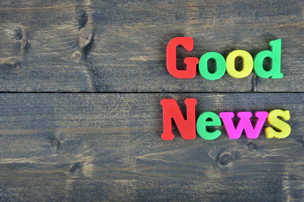 Хорошие новости на деревянном столе
