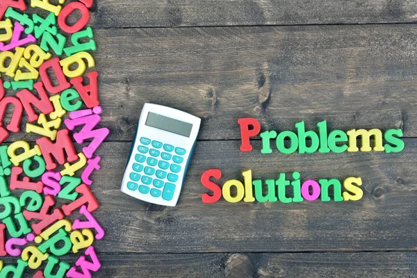 Sorunlar ve çözümleri üzerinde ahşap masa — Stok fotoğraf