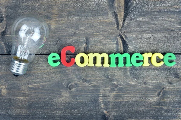 E-commerce op houten tafel — Stockfoto