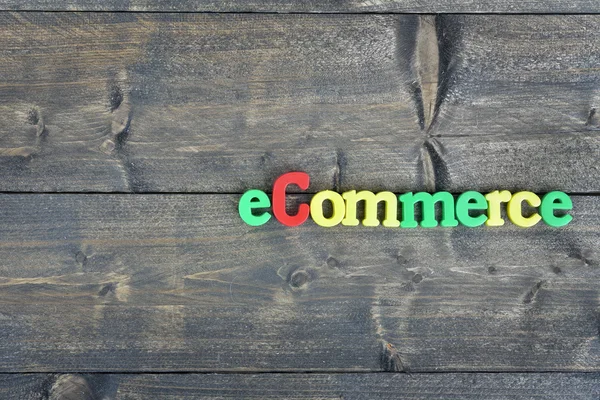 E-commerce op houten tafel — Stockfoto