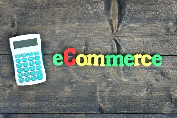 E-Commerce auf Holztisch — Stockfoto
