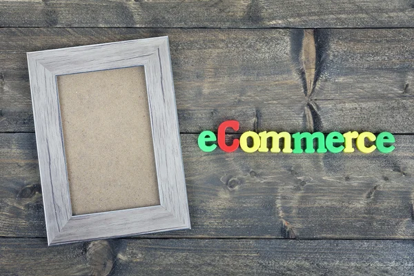 E-commerce op houten tafel — Stockfoto