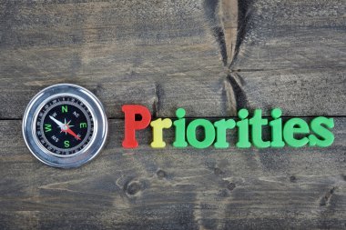 Ahşap masa üzerinde öncelikleri