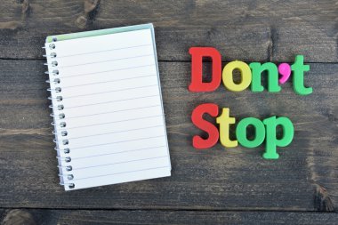 Ahşap masa üzerinde durma