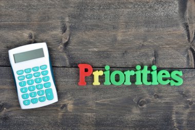 Ahşap masa üzerinde öncelikleri