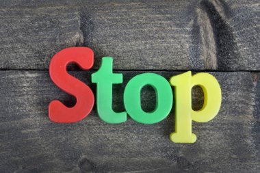 Ahşap masa üzerinde durdur