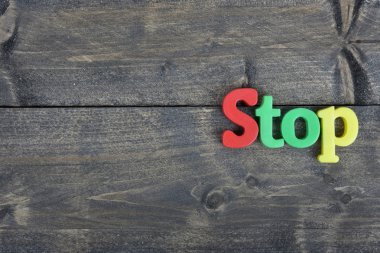 Ahşap masa üzerinde durdur