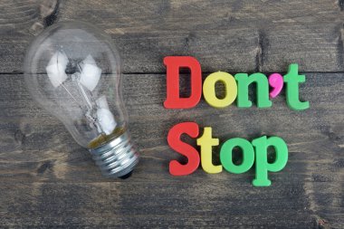 Ahşap masa üzerinde durma