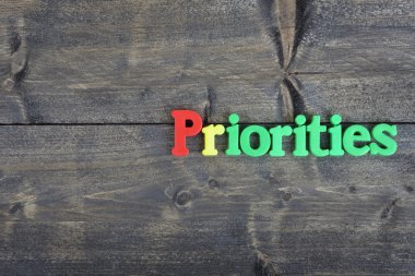 Ahşap masa üzerinde öncelikleri