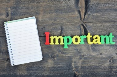 Ahşap masa üzerinde önemli