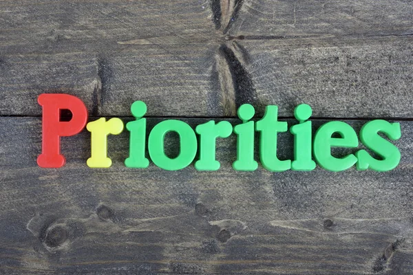 Priorités sur table en bois — Photo