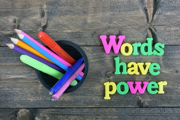 Las palabras tienen poder en la mesa de madera — Foto de Stock