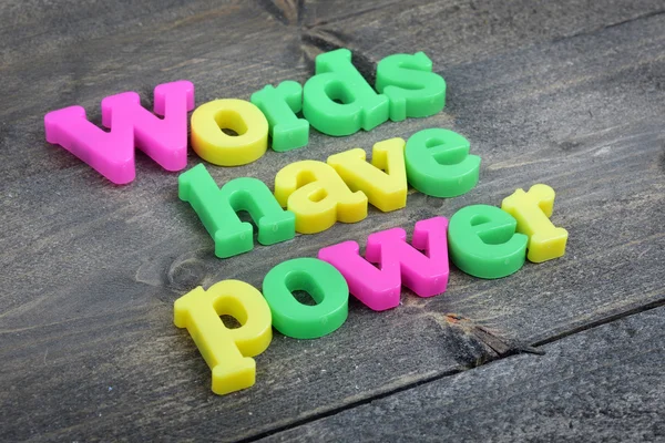 As palavras têm poder na mesa de madeira — Fotografia de Stock