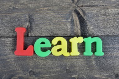 Ahşap masa üzerinde öğrenmek