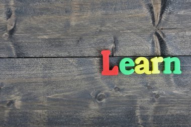 Ahşap masa üzerinde öğrenmek