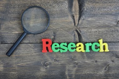 Ahşap masa üzerinde araştırma