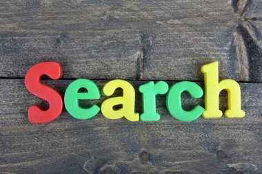 Ahşap masa üzerinde arama