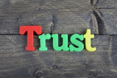 Ahşap masa üzerinde güven