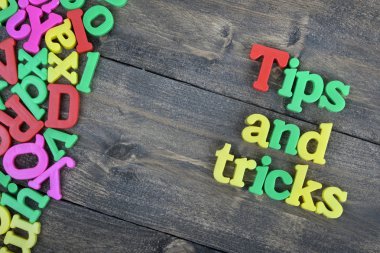 İpuçlarını ve püf noktalarını ahşap masa