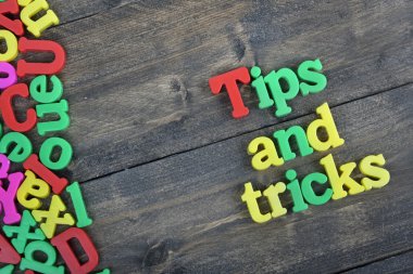 İpuçlarını ve püf noktalarını ahşap masa