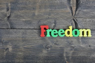 Ahşap masa üzerinde özgürlük